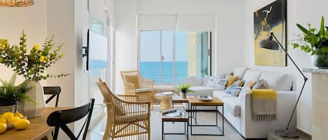 Apartment (2 Bedrooms) | Wohnbereich | 32-Zoll-Fernseher mit Kabelempfang