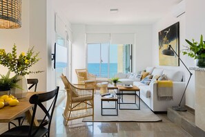 Apartment (2 Bedrooms) | Living area | 32-inch TV with cable channels - Genteel Home Pedregalejo (Málaga)