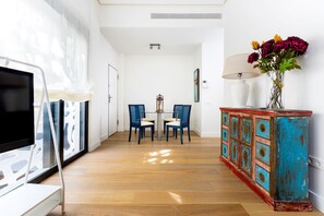 Apartment (2 Bedrooms) | Living area | 32-inch TV with cable channels - Genteel Home Mateos Gago II (Seville)