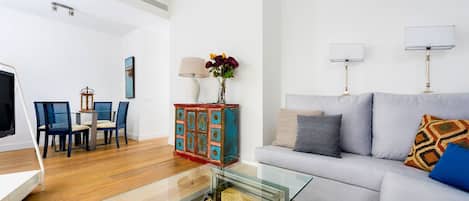 公寓 (2 Bedrooms) | 起居區 | 32-吋電視,提供有線頻道