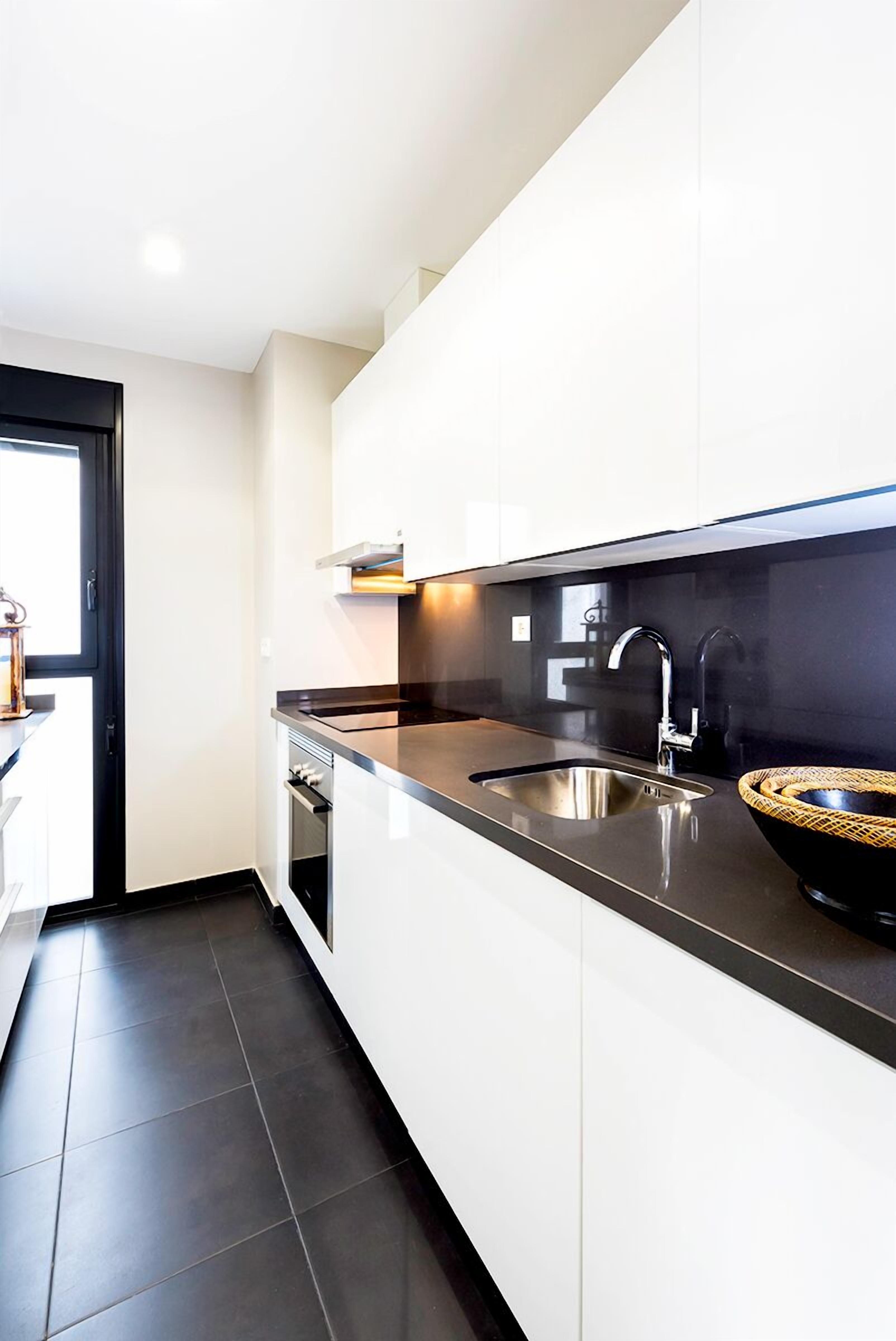 Apartamento (2 Bedrooms) | Cocina privada | Frigorífico grande, microondas, horno y placa de cocina