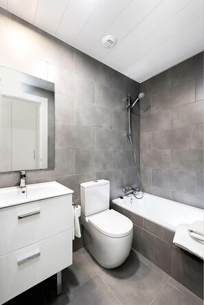 Apartment (2 Bedrooms) | Bathroom | Towels, soap, shampoo, toilet paper - Genteel Home Mateos Gago II (Seville)