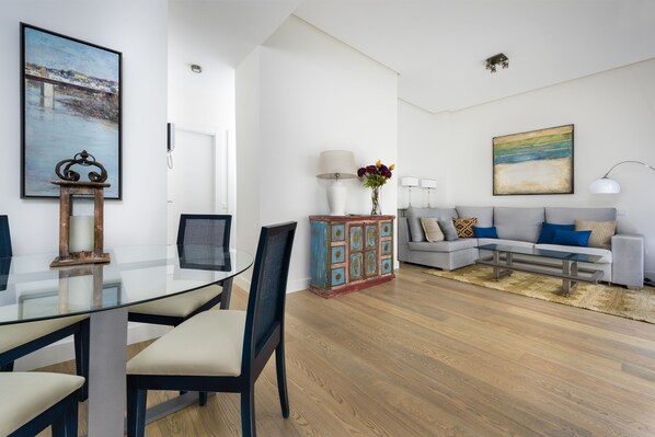 Apartment, 2 Bedrooms | Living room | 32-inch TV with cable channels