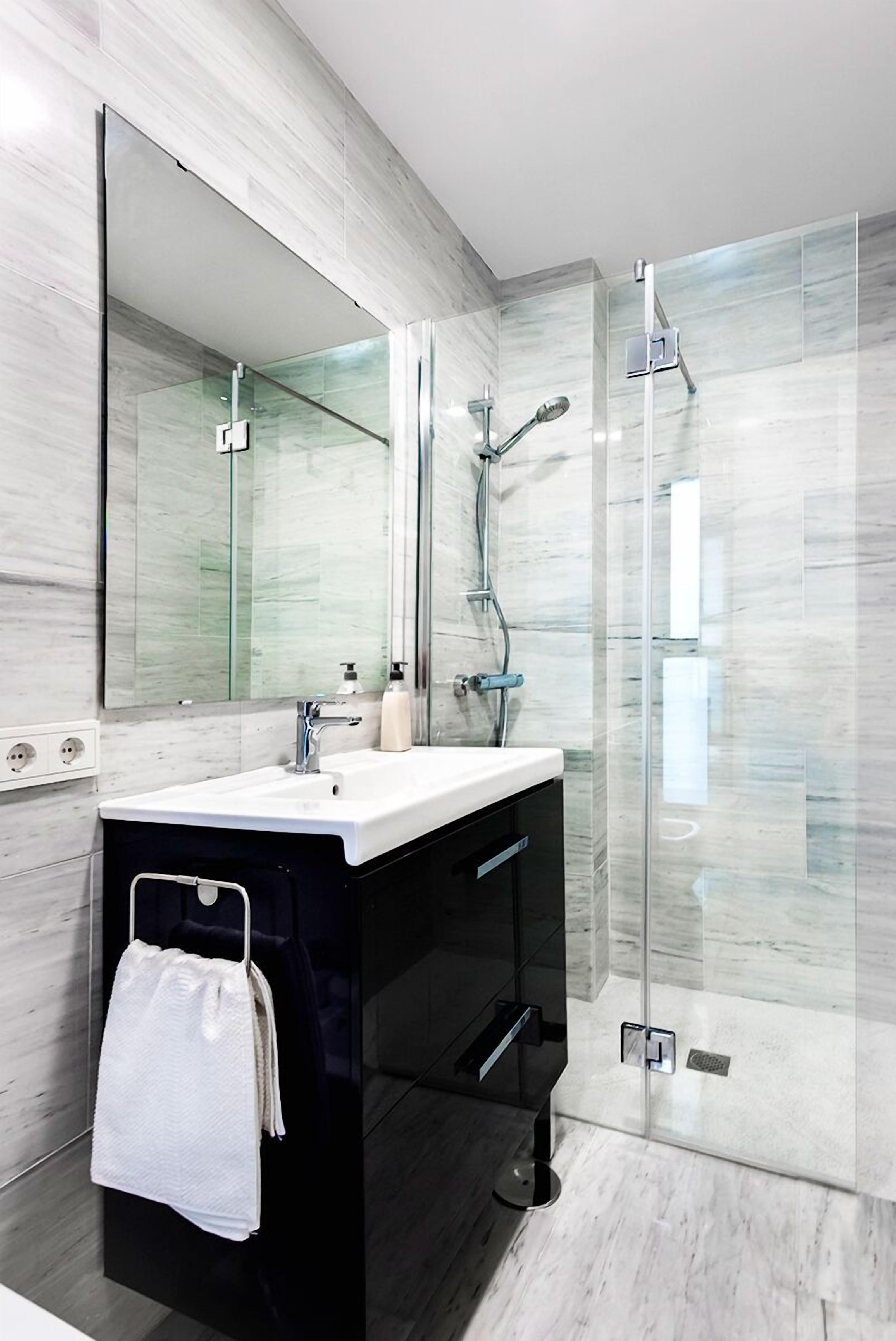 Apartment (2 Bedrooms) | Bathroom | Towels, soap, shampoo, toilet paper