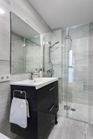 Apartment, 2 Bedrooms | Bathroom | Towels, soap, shampoo, toilet paper