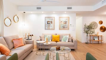 Leilighet (5 Bedrooms) | Oppholdsområde | En 32-tommers TV med kabel-kanaler