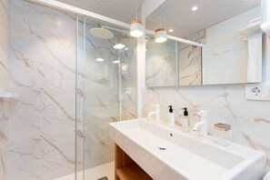Departamento (5 Bedrooms) | Baño | Tina y regadera independientes, tina profunda, secadora de cabello 