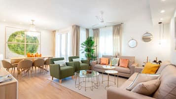 Leilighet (5 Bedrooms) | Oppholdsområde | En 32-tommers TV med kabel-kanaler