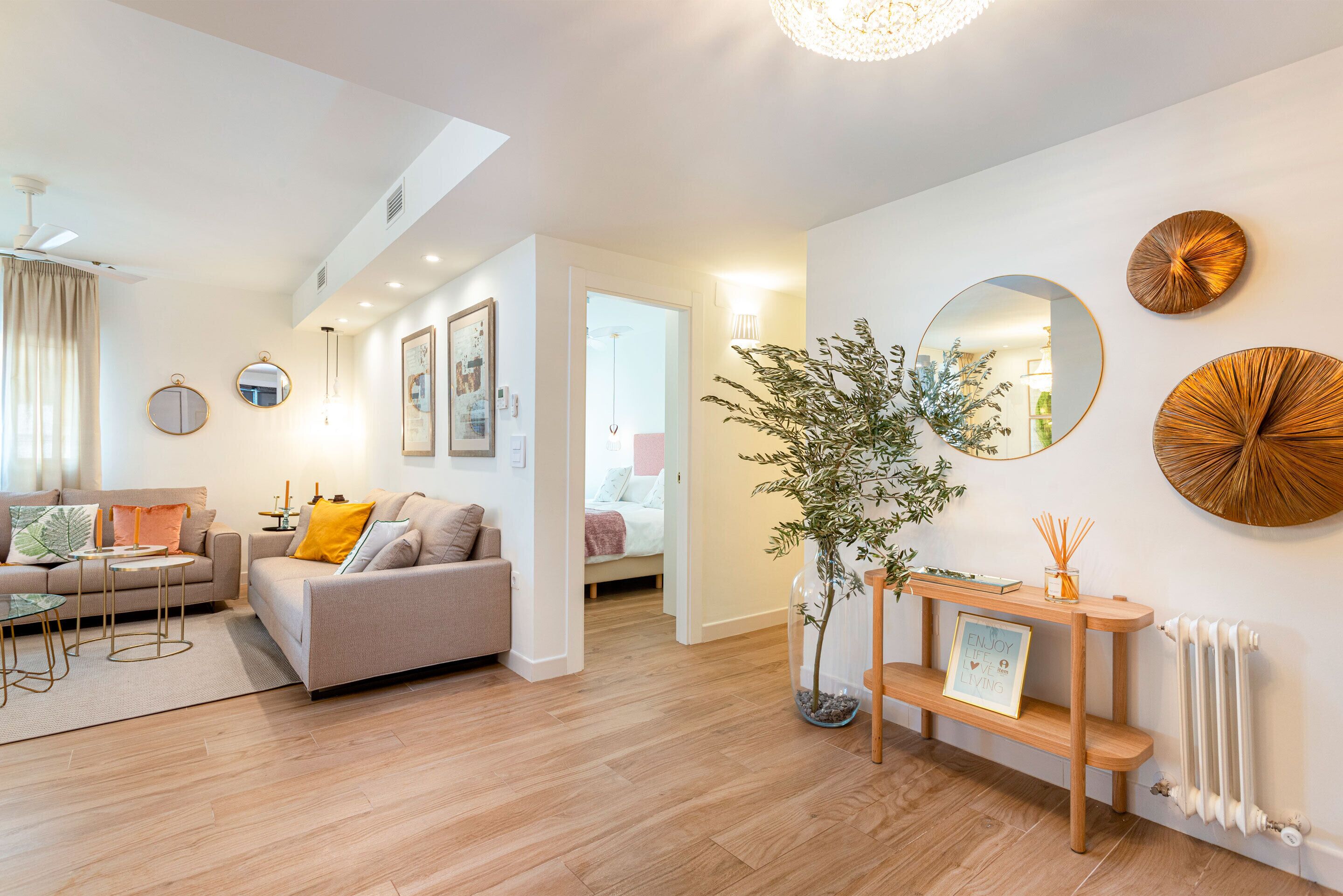 Apartment (5 Bedrooms) | Wohnbereich | 32-Zoll-Fernseher mit Kabelempfang