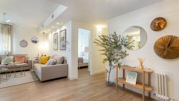 Apartament (5 Bedrooms) | Sala d'estar | Televisor de 32 polzades amb canals per cable