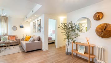 Leilighet (5 Bedrooms) | Oppholdsområde | En 32-tommers TV med kabel-kanaler