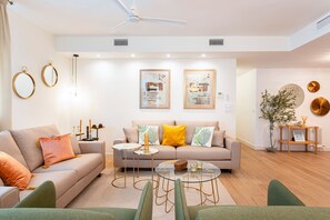 Appartement (5 Bedrooms) | Coin séjour | Télévision de 32 pouces avec chaînes par câble