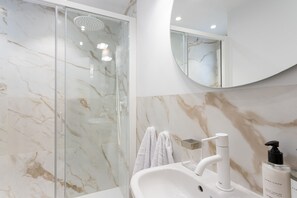 Apartment (5 Bedrooms) | Bathroom