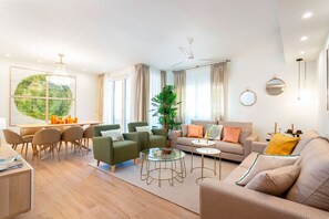 Appartement (5 Bedrooms) | Coin séjour | Télévision de 32 pouces avec chaînes par câble