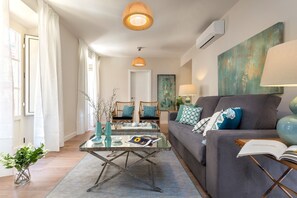 Apartment, 2 Bedrooms | Living room | 32-inch TV with cable channels - Genteel Home Picasso II (Málaga)