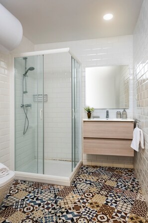 Appartement, 2 chambres | Salle de bain | Douche, sèche-cheveux, serviettes fournies, savon