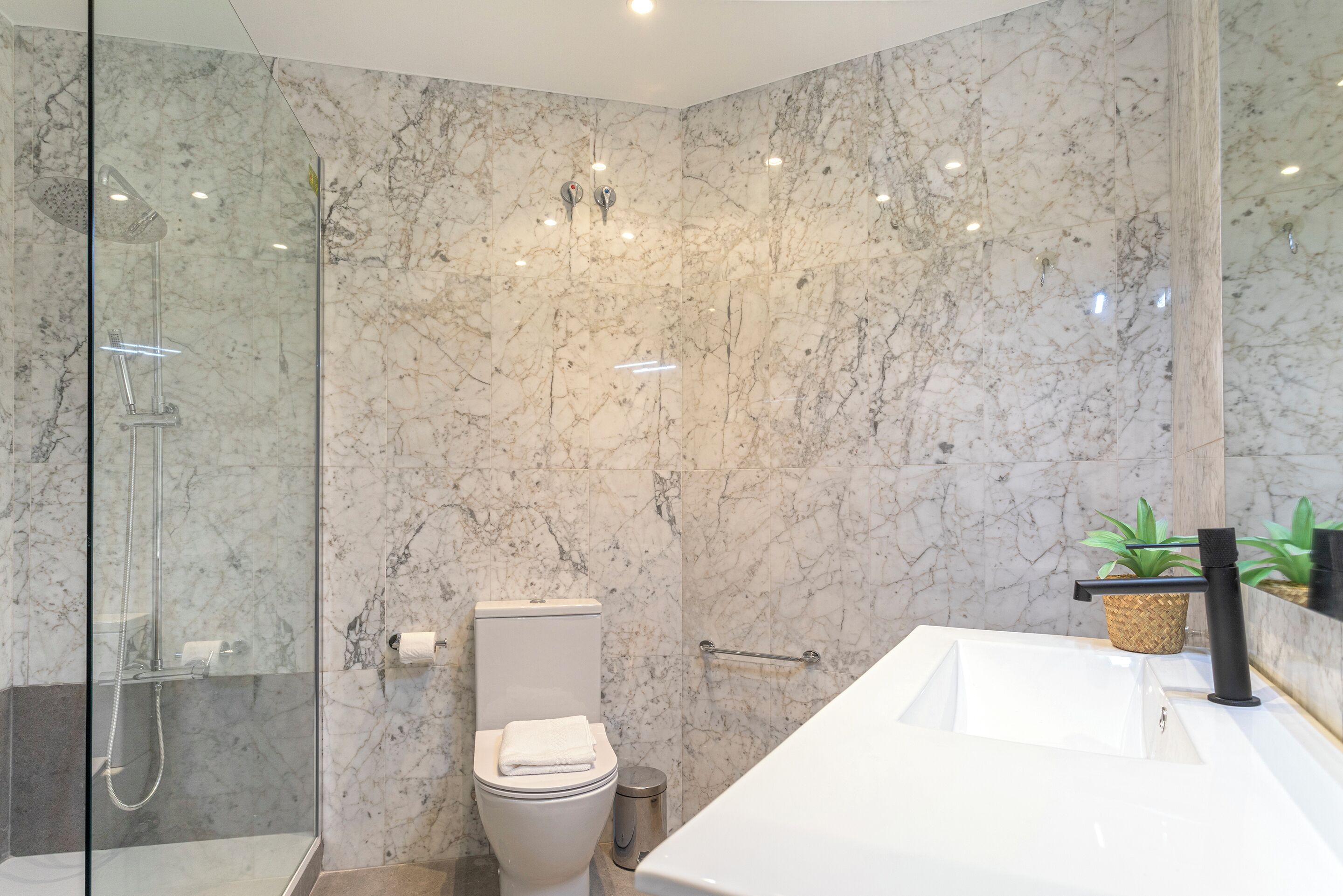 Apartment (3 Bedrooms) | Bathroom