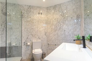 Departamento (3 Bedrooms) | Baño | Tina, tina profunda, amenidades de baño gratuitas, secadora de cabello