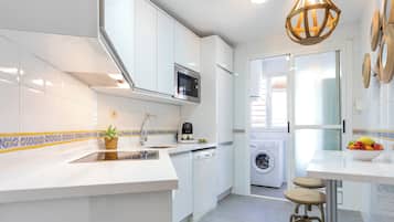 Apartment (3 Bedrooms) | Private kitchen | Full-sized fridge, microwave, oven, stovetop