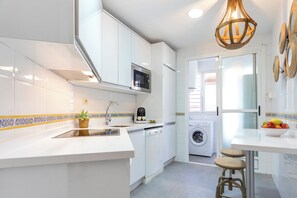 Apartment (3 Bedrooms) | Private kitchen | Full-size fridge, microwave, oven, stovetop - Genteel Home Isabel Católica I (Granada)