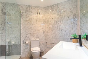 Apartment (3 Bedrooms) | Bathroom