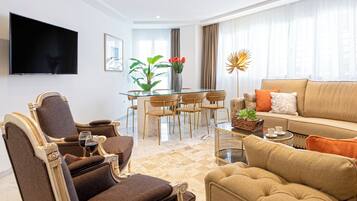 Departamento (3 Bedrooms) | Área de sala de estar | Televisión de 32 pulgadas con canales por cable