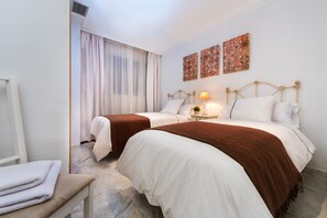 Appartement (3 Bedrooms) | 3 chambres, fer et planche à repasser, Wi-Fi gratuit, draps fournis