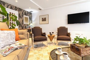 Apartamento (3 Bedrooms) | Zona de estar | Televisión de 32 pulgadas con canales por cable