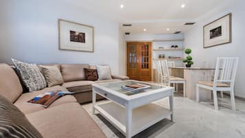 Departamento (3 Bedrooms) | Sala de estar | Televisión de 32 pulgadas con canales por cable