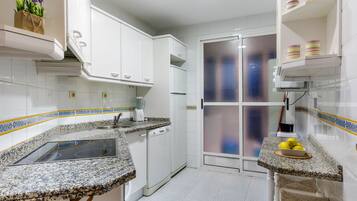 Apartamento (3 Bedrooms) | Cocina privada | Frigorífico grande, microondas, horno y placa de cocina