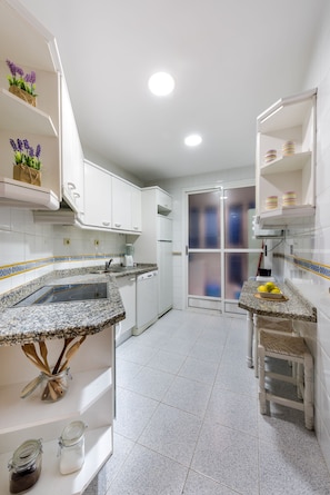 Appartement (3 Bedrooms) | Cuisine privée | Grand réfrigérateur, micro-ondes, four, plaque de cuisson