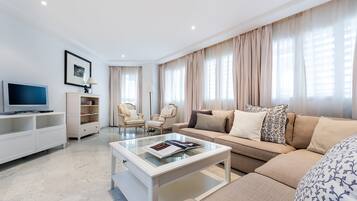 Apartamento (3 Bedrooms) | Sala de estar | Televisión de 32 pulgadas con canales por cable