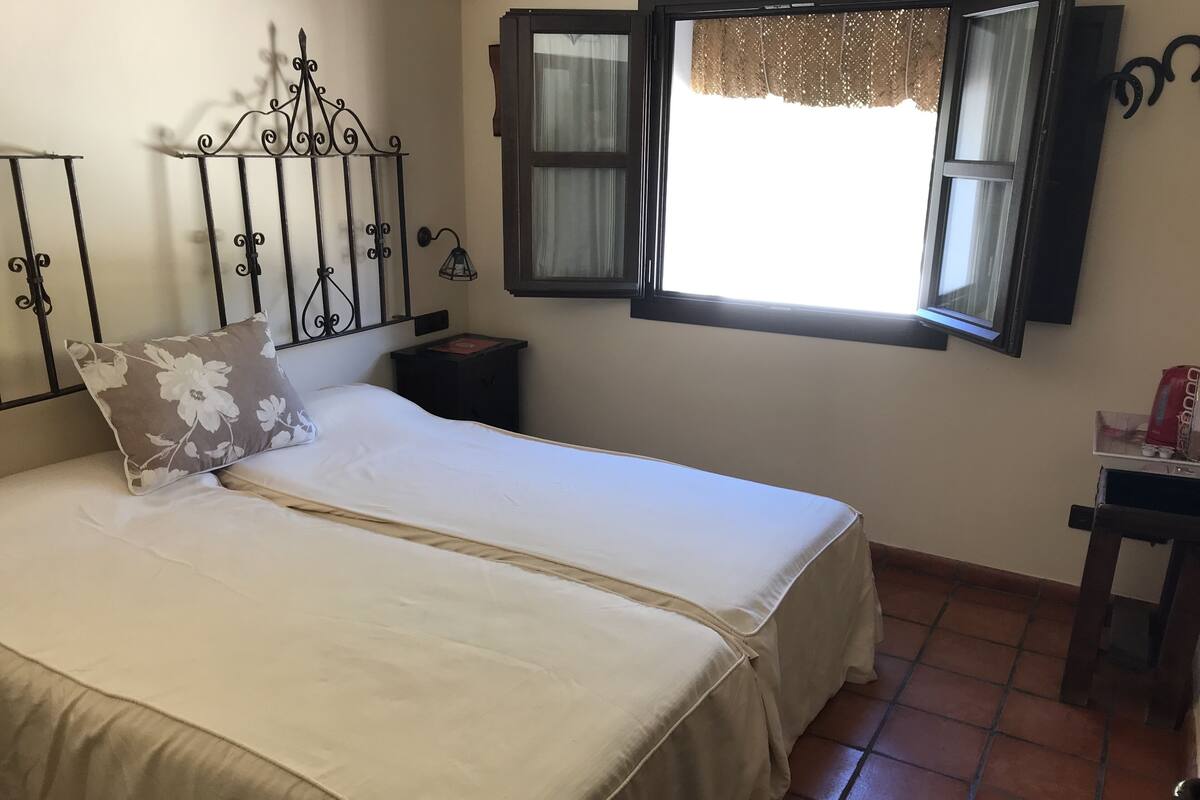 Traditional Double or Twin Room | Iron/ironing board, bed sheets