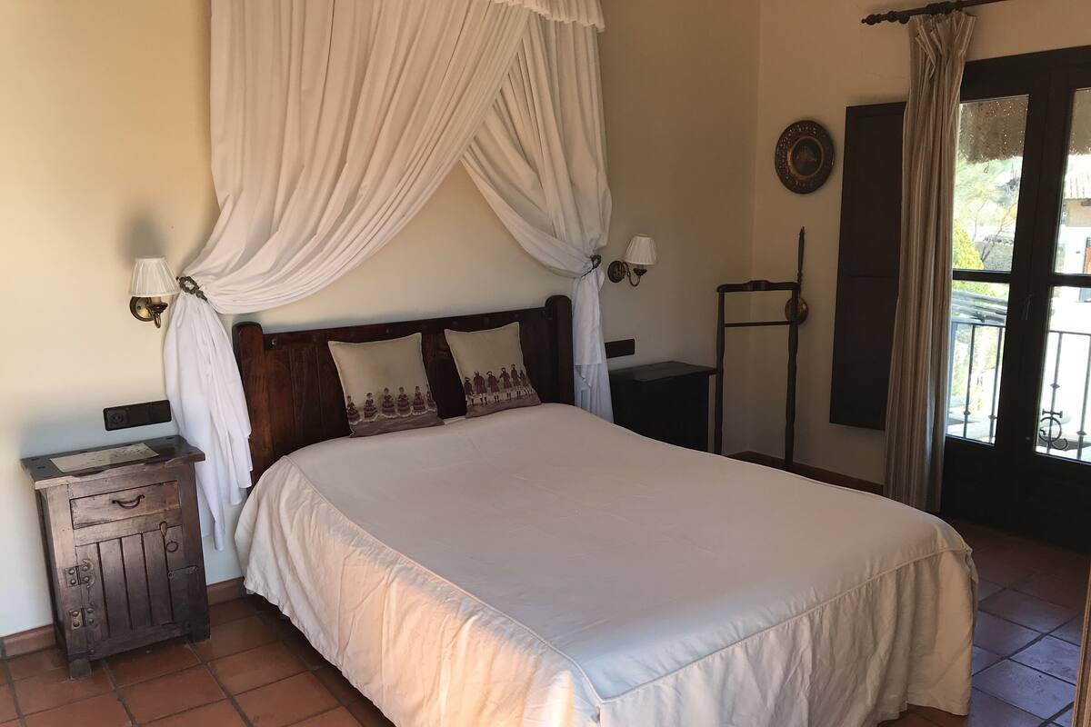 Iron/ironing board, bed sheets