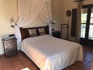 Tabla de planchar con plancha y ropa de cama
