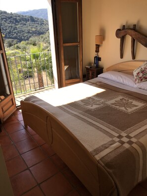 Traditionele tweepersoonskamer, niet-roken, uitzicht op bergen | Een strijkplank/strijkijzer, beddengoed