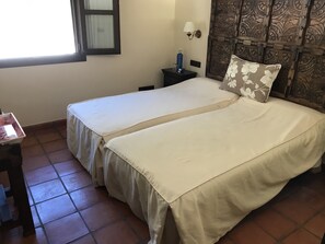 Traditional Double Room, Non Smoking, Mountain View | Iron/ironing board, bed sheets - Hacienda Puerto de las Muelas (Ronda)