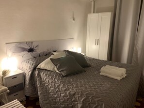 Habitació doble o amb dos llits individuals bàsica | Escriptori i wifi gratuïta 