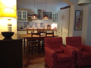 Dining - Self-contained house, nestled in a pine forest, just a few meters from a beautiful bay. (Marina di Pulsano)