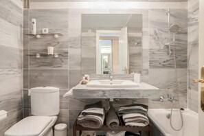 Hair dryer, towels - Ricardo Soriano   EaW Homes (Marbella)