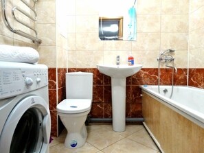 Apartment | Bathroom | Bathtub, free toiletries, hair dryer, towels