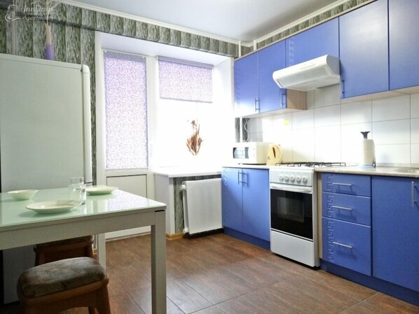 Departamento | Cocina privada | Refrigerador con congelador, microondas y parrilla de estufa 