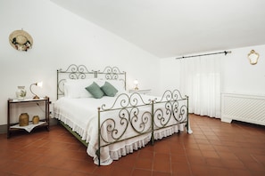 4 bedrooms, iron/ironing board, WiFi