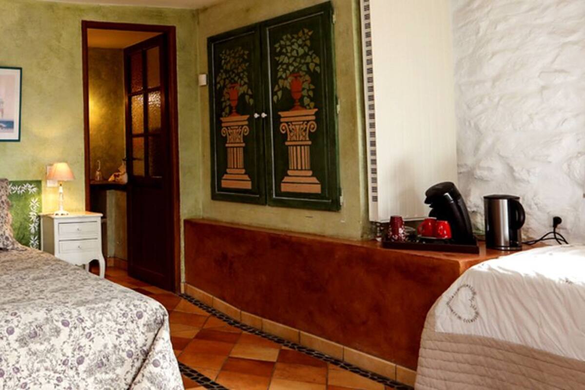 Room (Le Pas du Géant) | Individually decorated, individually furnished, bed sheets