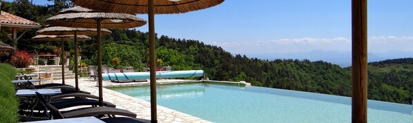 Een seizoensgebonden buitenzwembad