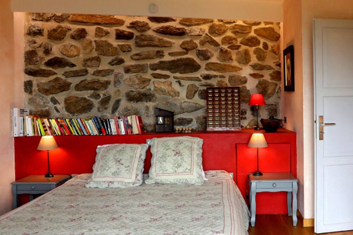 Room (Pierre à Deux) | Individually decorated, individually furnished, bed sheets