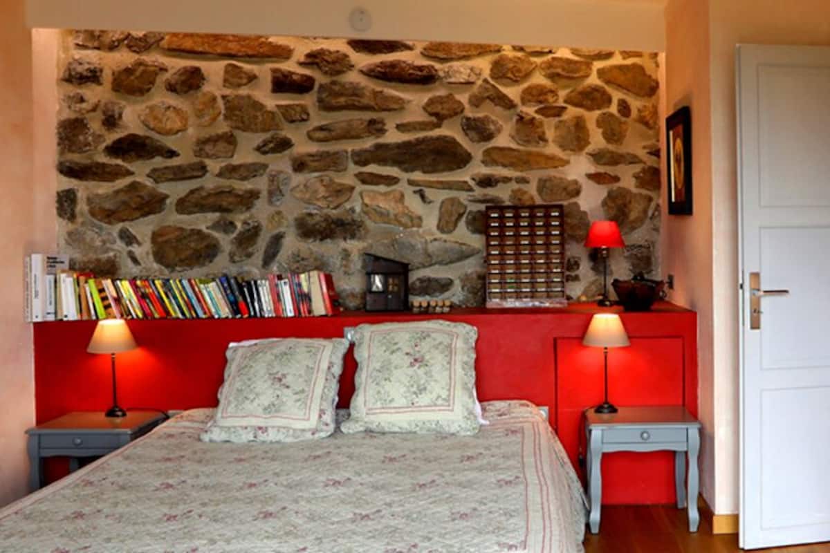 Individually decorated, individually furnished, bed sheets