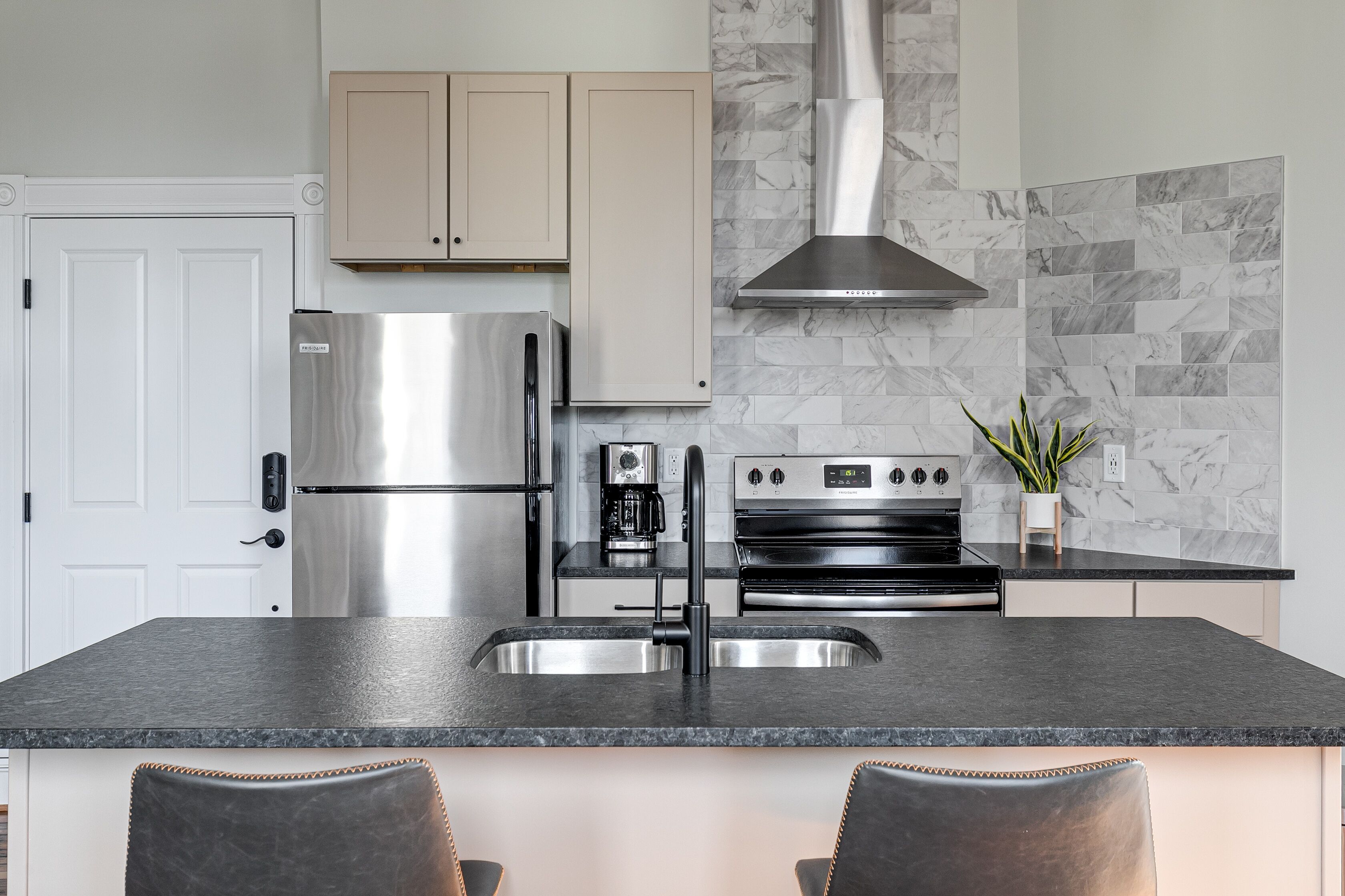 Coffee/tea maker, fridge, microwave, oven