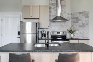 冷蔵庫、電子レンジ、オーブン、コンロ