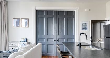 Auringon täytetty sviitti, jolla on kaunis näköala Skylineen